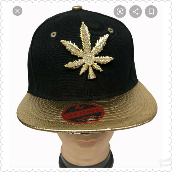 Other - 🆕️ NWOT Black & Gold Adjustable Snapback w/ Leaf